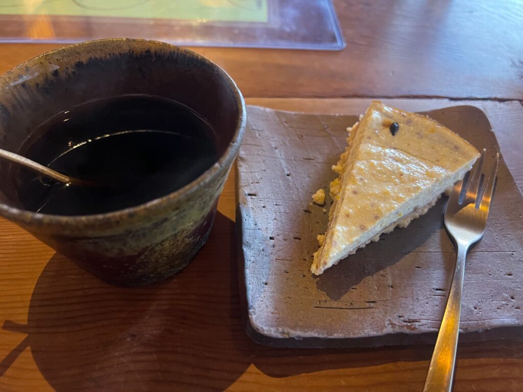 高野山　グルメ　カフェ　食器　コーヒー　梵恩舎　店内